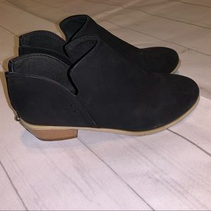 Short heel ankle boots